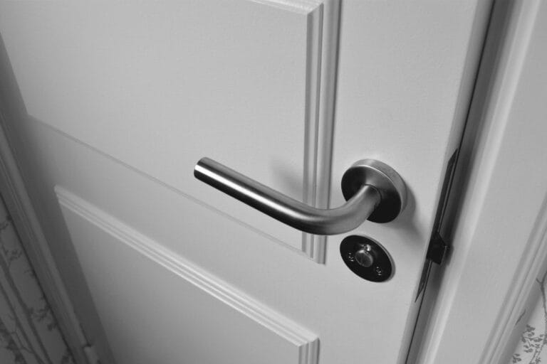 como pintar porta de madeira