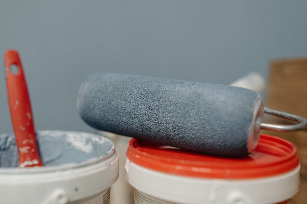 como pintar parede com rolo