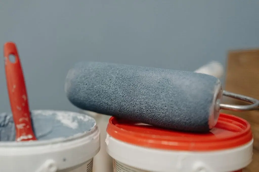 como pintar parede com rolo