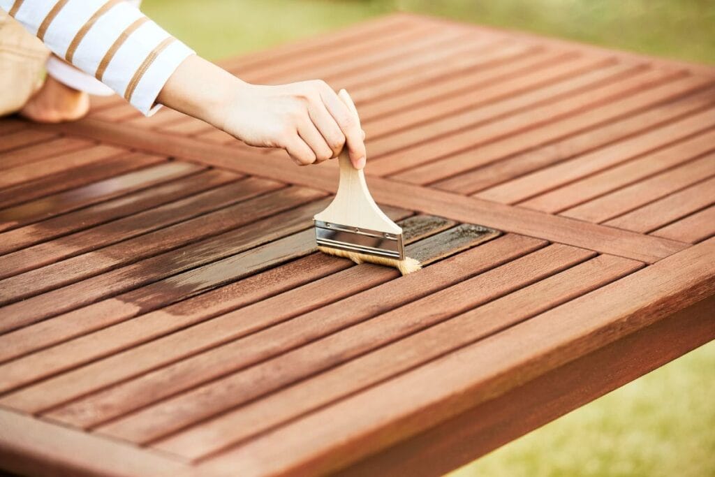 como pintar porta de madeira com verniz