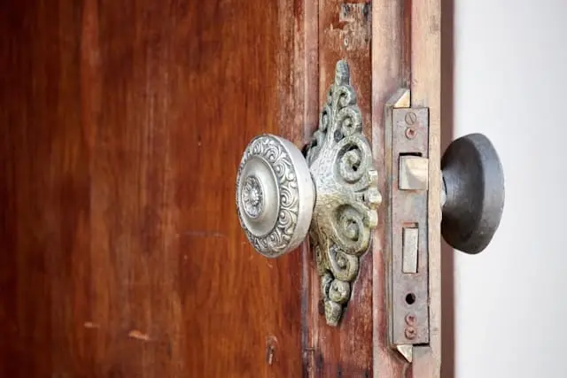 como pintar porta de madeira com verniz