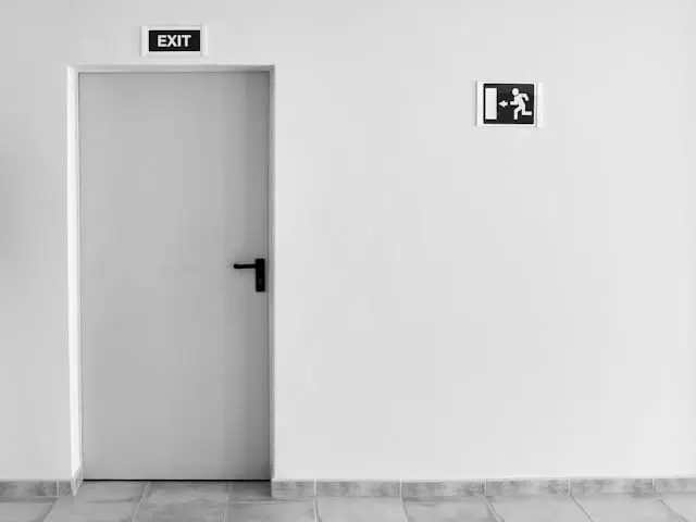como pintar porta de madeira com verniz