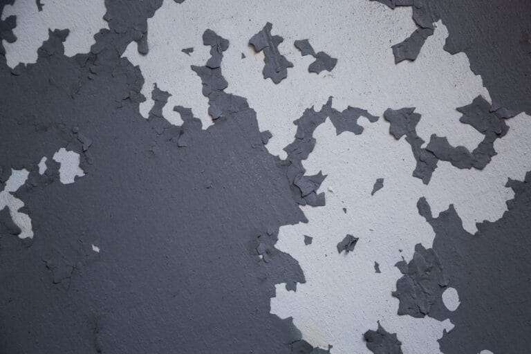 parede descascando o que fazer