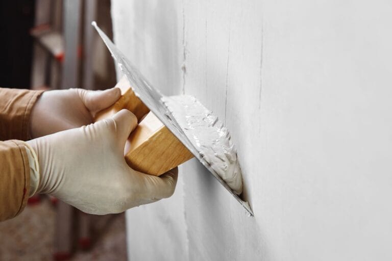 como tapar buraco na parede com gesso