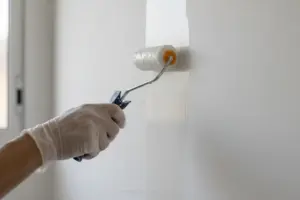 Mão aplicando resina transparente na parede