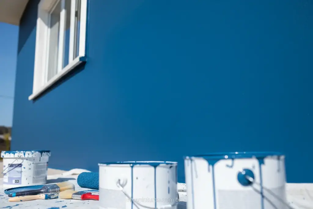 Casa com pintura externa nova e colorida, sob luz natural.