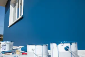 Casa com pintura externa nova e colorida, sob luz natural.