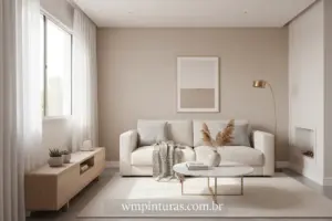 Sala de estar pequena com paredes em tons claros e decoração minimalista