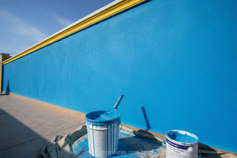 Parede externa recém-pintada com tinta de alta qualidade